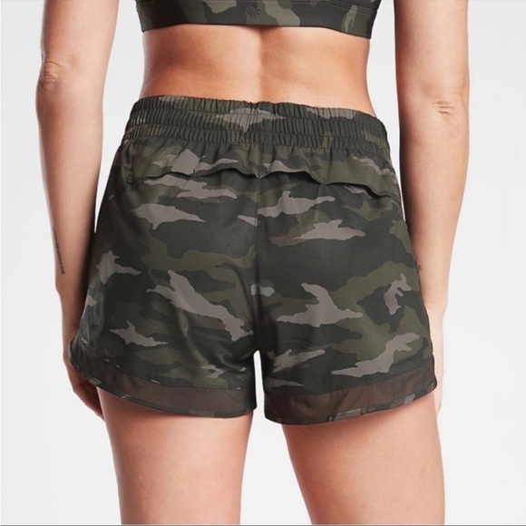 ATHLETA Printed Mesh Racer Run Short 4” Camo Green Sz S - Picture 4 of 15